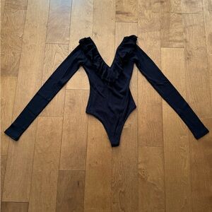 NWOT Aritzia Wilfred black long sleeve bodysuit with ruffle detail, size xs